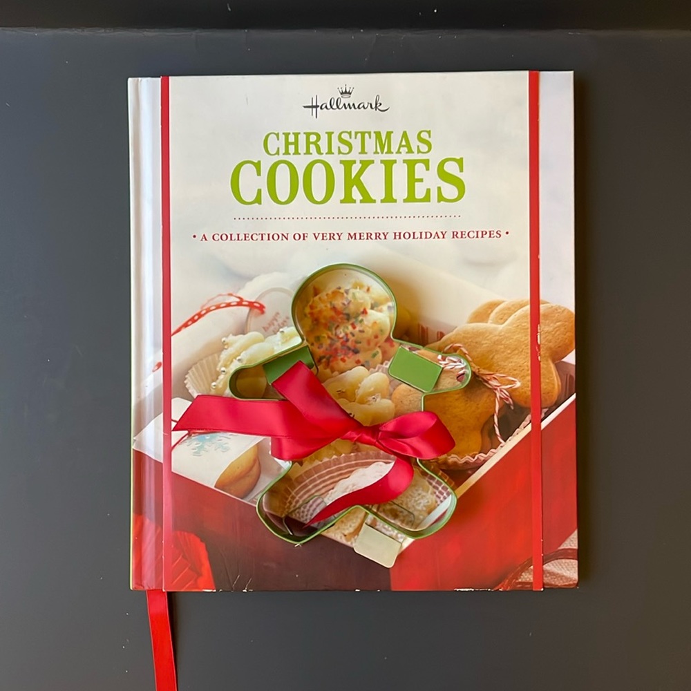 🎄Hallmark Christmas Cookies Cookbook, like new condition with a cookie cutter